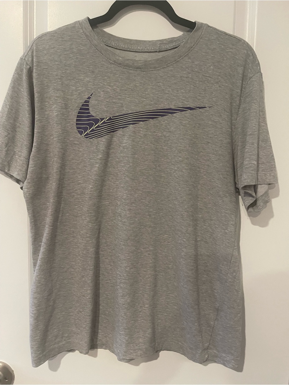 Nike Men’s Gray Short-Sleeve Tee with Patterned Navy Swoosh
